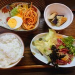 馬刺しと地鶏とマグロ 梅屋 - 令和6年8月 営業時間(11:30〜14:00)
      ミックスフライ定食 税込880円
      足赤海老フライ、魚フライ、豚トロカツフライ、馬肉ユッケ、小鉢、ご飯、スープ、漬けもの