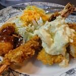 馬刺しと地鶏とマグロ 梅屋 - 令和6年8月 営業時間(11:30〜14:00)
      ミックスフライ定食 税込880円
      足赤海老フライ、魚フライ、豚トロカツフライ、馬肉ユッケ、小鉢、ご飯、スープ、漬けもの