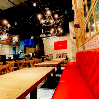 50席の広々店内は、ヨーロッパバルの様な雰囲気が広がります♪