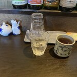 和久 - 卓上にお冷は出てますが、ご主人に熱いほうじ茶も出していただきます