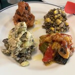 Cusine Passe Partout - 左上：タコとアンデスレッド（ジャガイモ）のトマト煮　右上：とうもろこしとレンズ豆　左下：エダマメとツナのマスタードマリネ　右下：ラタトゥイユ