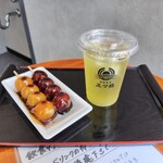 伊勢製菓 三ツ橋 - 醤油&黒蜜団子と伊勢茶