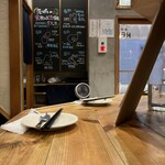 食堂 HEY - 店内。木の感じ、好き。