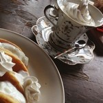 ウインナーコーヒーとヨーグルトパンケーキ