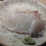 すしやのたい悟 - 平目の薄造り、藻塩で