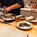 すしやのたい悟 - 岩牡蠣の用意
