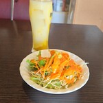 ニューナマステインディア - マンゴーラッシー、サラダのアップ