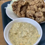 うどんと丼 ふる里 - エビフライに付いている自家製タルタルソース