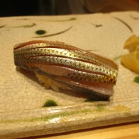 鮨 功 - こはだ：キラキラと銀色に輝く こはだが美しく握られいています。