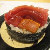 鮨 功 - 定番の太巻き：豪華な太巻きは訪問させていただくたびに〆のお楽しみで、運が良ければ両端の更に豪華な太巻きを頂けるかも知れません。♪♬
