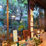 いちょうの木 - 店内のテーブル席の風景です