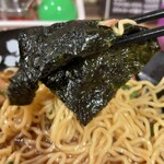 いっとく家らーめん - 海苔を巻いて