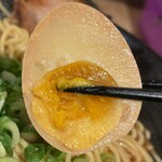 いっとく家らーめん - 煮玉子リフト