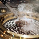 日本焼肉はせ川 別亭 - 兵庫　川岸畜産　三十五ヶ月肥育　グランロイン　神戸牛サーロイン　紀州備長炭焼霜仕上げ　実山椒醤油漬け　唐墨