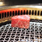 日本焼肉はせ川 別亭 - 兵庫　川岸畜産　三十五ヶ月肥育　グランロイン　神戸牛サーロイン　紀州備長炭焼霜仕上げ　実山椒醤油漬け　唐墨