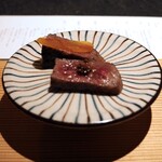 日本焼肉はせ川 別亭 - 兵庫　川岸畜産　三十五ヶ月肥育　グランロイン　神戸牛サーロイン　紀州備長炭焼霜仕上げ　実山椒醤油漬け　唐墨