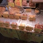 Koukoufuku - 店頭は中華惣菜点心が並ぶ