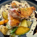 ビストロスリール - 国産地鶏のパリパリ焼きキノコクリームソース