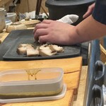 すしやのたい悟 - 大将　鮑を捌く