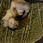 すしやのたい悟 - 底には、肝ソースが敷かれている