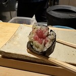 すしやのたい悟 - エシャレット巻き！　
      まぐろの筋や皮からすいた中落ちと、
      　　シャッキリした食感のエシャレット！最高です。