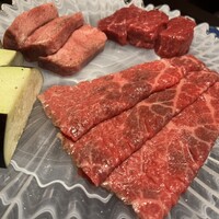 焼肉 牛印 新宿店 - 厚切りタン、厳選赤身の厚切り、厳選赤身の薄切りロース、季節の焼き野菜