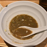 NIBOSHI MANIA - 冷やしさざえといりこの焦がし醬油蕎麦の底に残ったスープ。