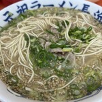 元祖ラーメン長浜家 - 肉を引きずり出す