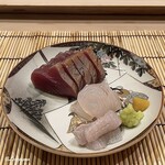 御料理 寺沢 - 備長炭と藁焼で薫香を付けた鰹と星鰈の造り