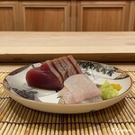 御料理 寺沢 - 備長炭と藁焼で薫香を付けた鰹と星鰈の造り