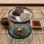 御料理 寺沢 - 備長炭と藁焼で薫香を付けた鰹と星鰈と生しらすの造り