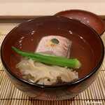 御料理 寺沢 - 甘鯛と海老真薯と陸蓮根に花びら茸の椀物