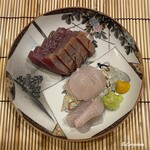 御料理 寺沢 - 備長炭と藁焼で薫香を付けた鰹と星鰈の造り