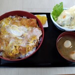 みんなの食堂お父ちゃん - カツ丼　900円　+　イモサラダ　400円