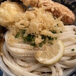 梅田 釜たけうどん - 天かすオン