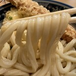梅田 釜たけうどん - 麺リフトアップ