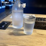 肉の青木商店 - ウォーターボトルでお冷やが