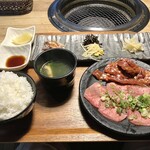 肉の青木商店 - お盆の時期にお盆に載って(笑)全品が配膳