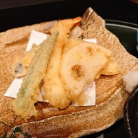 逸品料理屋 流石 - インド鮪と真鯛の胡麻だれ丼:セットの天ぷら