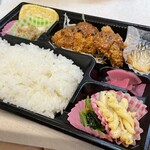 肉のくいしんぼう - 日替わり弁当 600円　ご飯大盛り＋50円　この安さの割に使い捨ての弁当箱が立派で心配になる笑