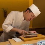 くるますし - イナダを切る