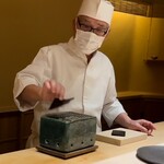 くるますし - 海苔を炙る初代