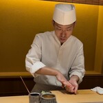 くるますし - 中トロを握る二代目