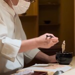 くるますし - 白甘鯛を酢洗いする先代