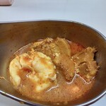 かれーの店 うどん  - スープかれーにんにくぽーくに入っているポークと､半熟のおとし卵。