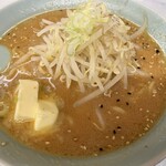 ラーメンくるまや - 料理写真:味噌らーめん（750円）に、トッピングのバター（150円）