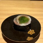 鮨 三心 - 芽ねぎ昆布巻きの鰯海苔巻き