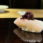 鮨 三心 - 皮剥骨切り生鱧、紫蘇のベビーリーフ乗せ