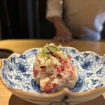 鮨 三心 - 茹で毛蟹の解し身酢漬けトマトのシャーベットの和え物レッドソレルのマイクロリーフ乗せ