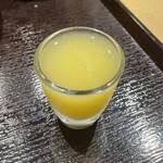 とんかつ よしだ - 食後のパイナップルジュース